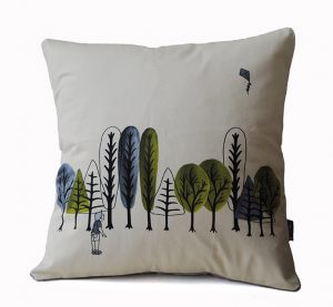 Kussen 'Walk into the Woods' Kid - jongen met vlieger
