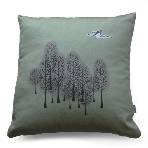 Kussen in biokatoen, grijsgroene achtergrond en dessin met winterbomen en lepelaar in vlucht.