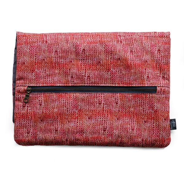 originele laptophoes breiwerkprint Clumsy Knitting roze rood achterkant