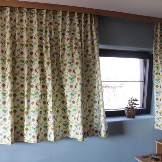 Duurzame gordijnen met tropische vogelprint