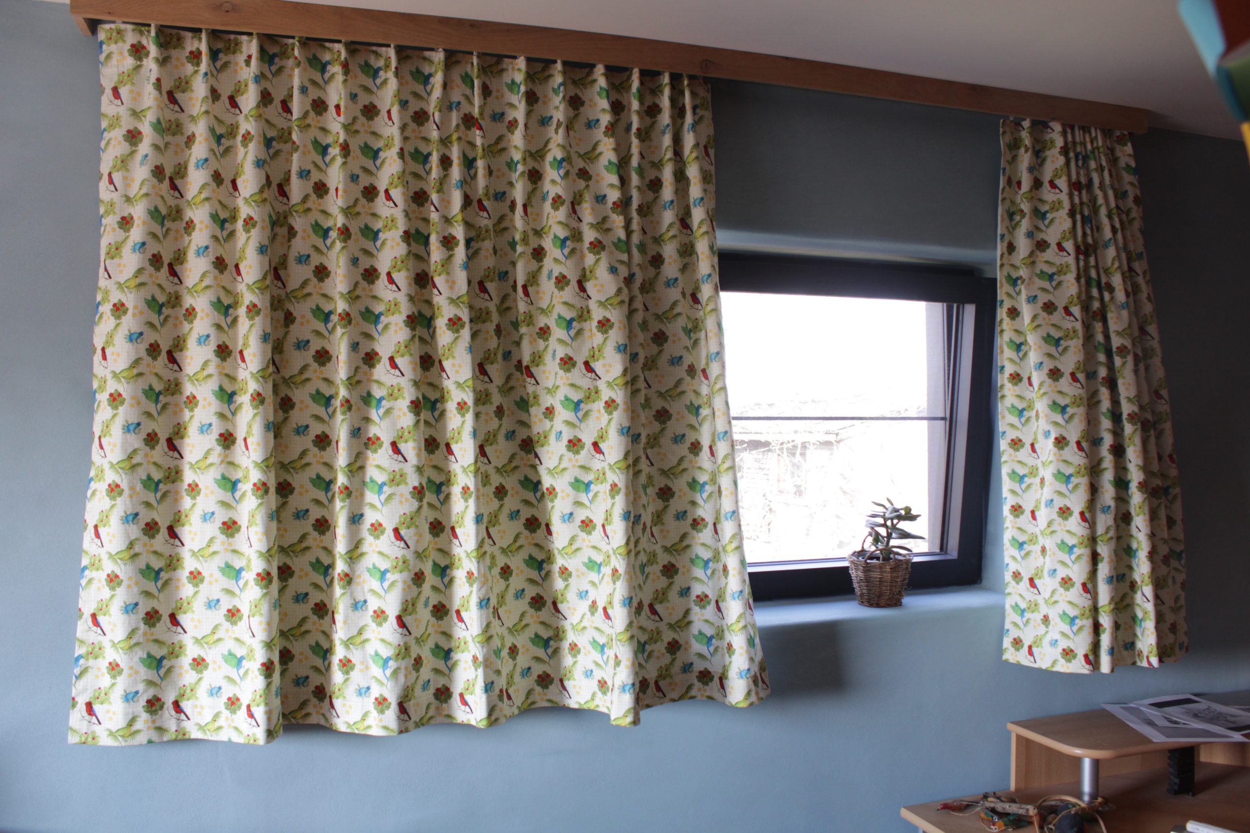 Duurzame gordijnen met tropische vogelprint