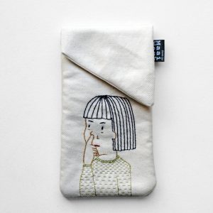 Handgeborduurd hoesje voor telefoon of bril 'Little Sister'