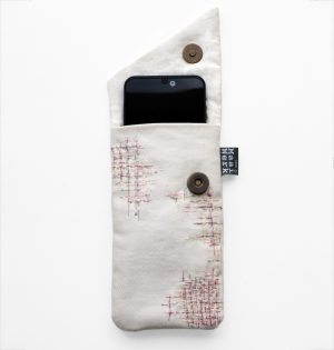 Handgeborduurd hoesje voor telefoon of bril 'Coco was here'