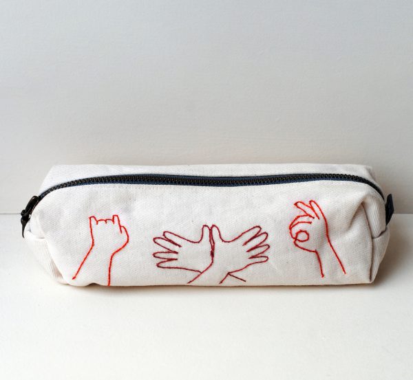 Geborduurde pennenzak met handen die schaduwfiguren maken