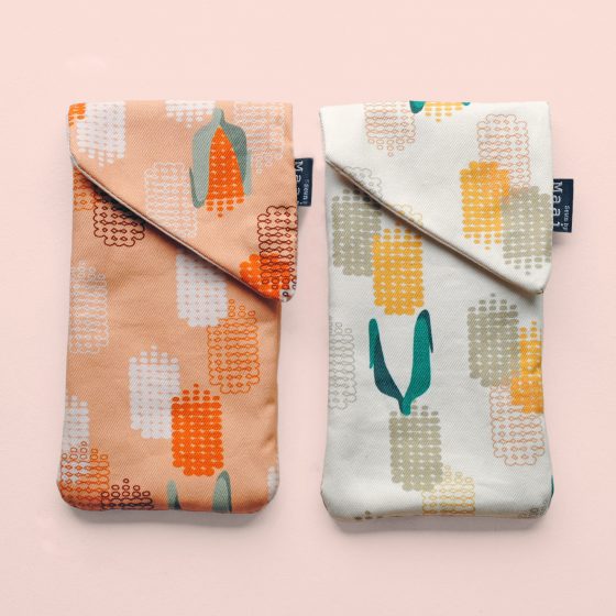 Hoesjes voor bril of smartphone met cornfield mais print in peach en wit