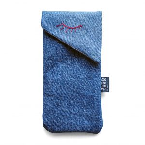 Telefoonhoesje in jeansstof met geborduurd gesloten oog (open aan de binnenkant)
