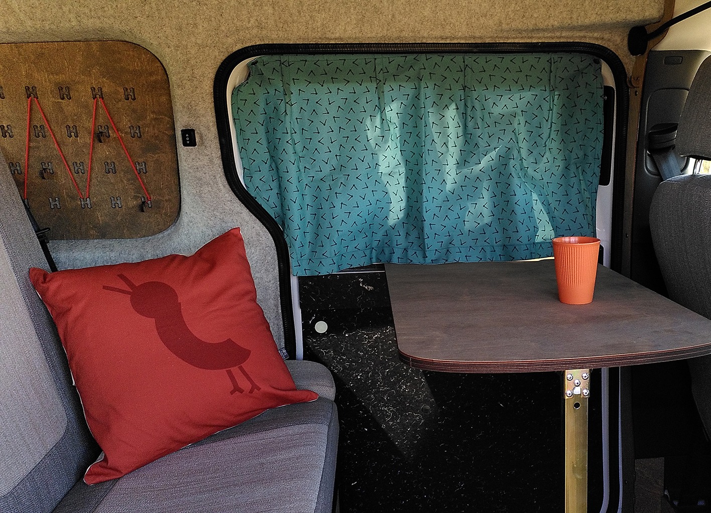 Interieur van elektrisch camperbusje met prints van S