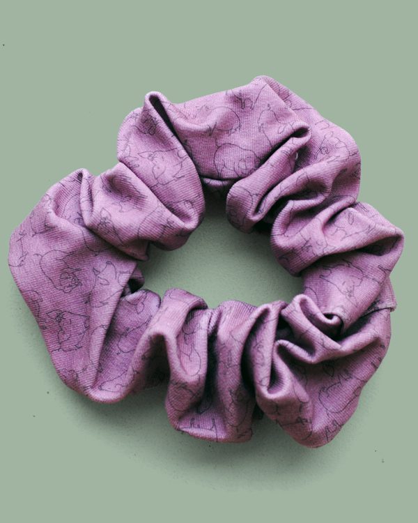 Lila scrunchie in biokatoen met subtiele varkentjes