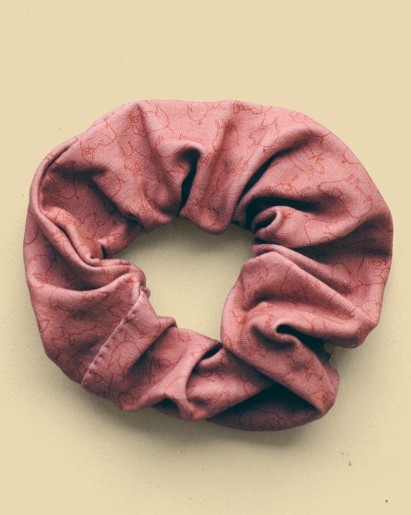 Scrunchie in biokatoen in nude / zandkleur met schattige subtiele varkentjes