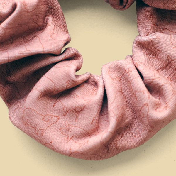 Zachte scrunchie met varkentjes in zandkleur