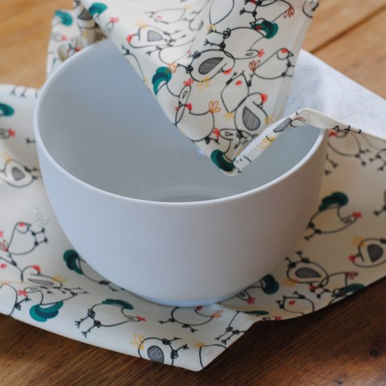 Vrolijke handdoek met kippenprint in biokatoen