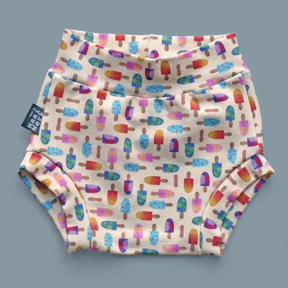 Schattig babybroekje voor de zomer met ijsjes in biokatoen