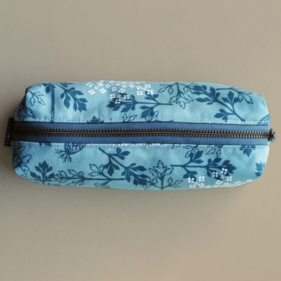 Mooie duurzame pennenzak met wilde bloemen op blauwe achtergrond